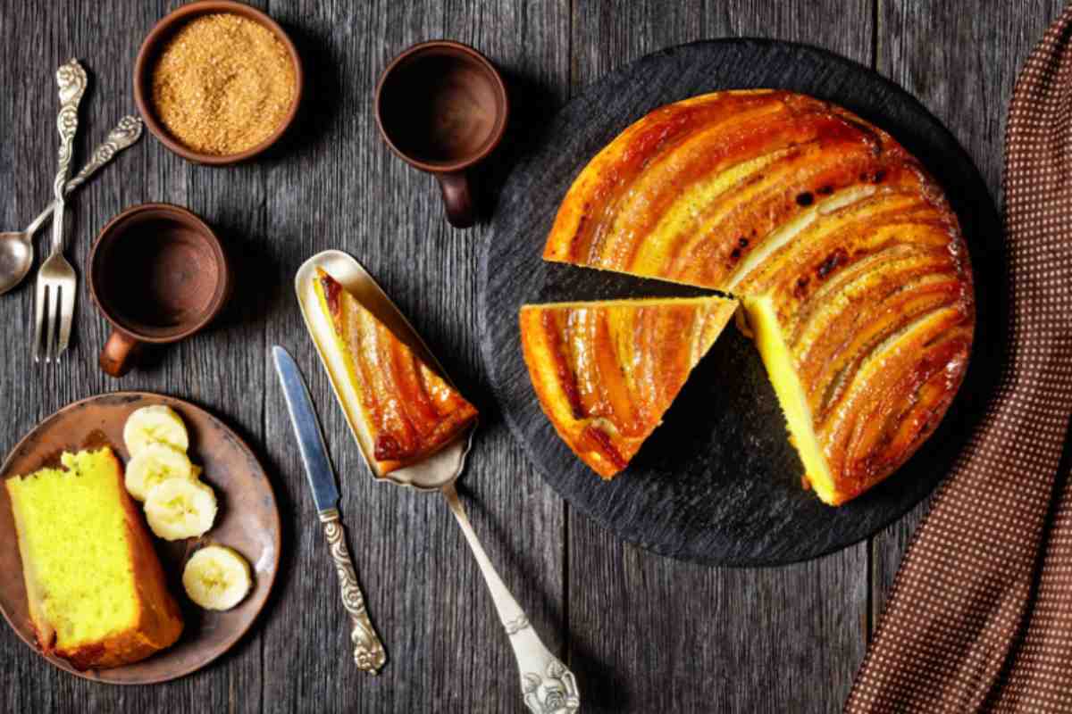 torta rovesciata alle banane in stampo con fetta tagliata