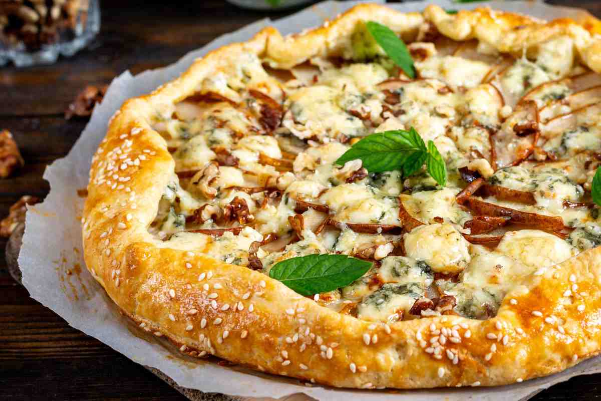 torta salata con pere noci e gorgonzola