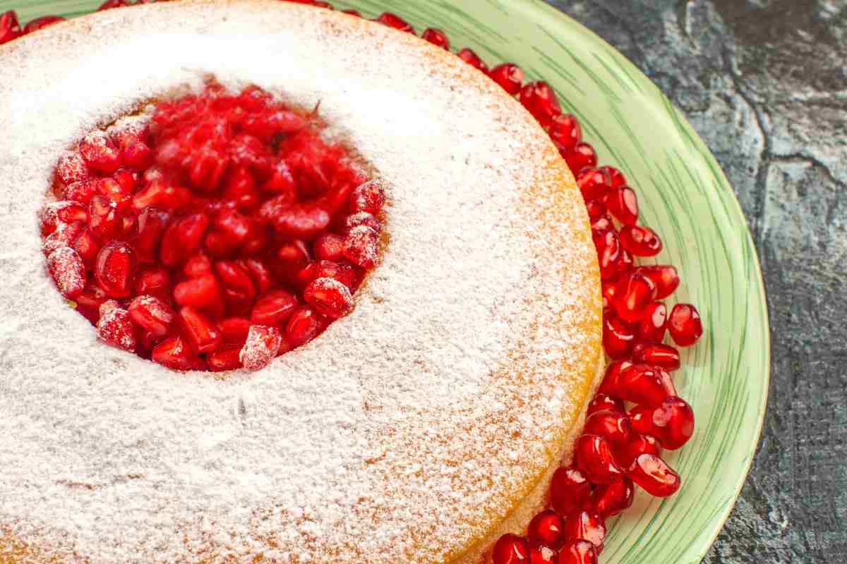 torta al melograno in un piatto verde