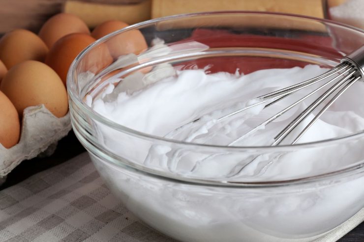 ciotola con albume montato