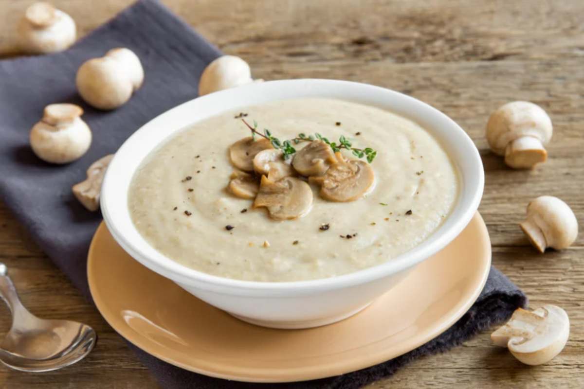 piatto di vellutata di funghi cremosa