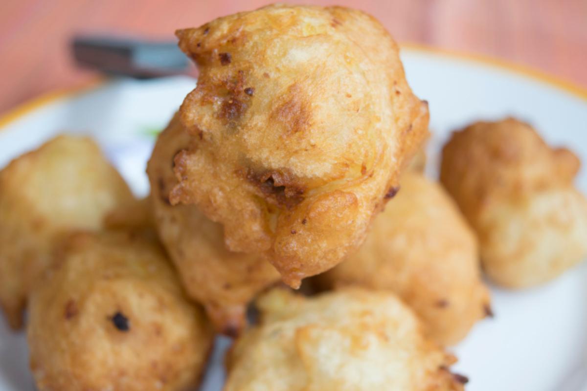 zeppole di pasta cresciuta in un piatto