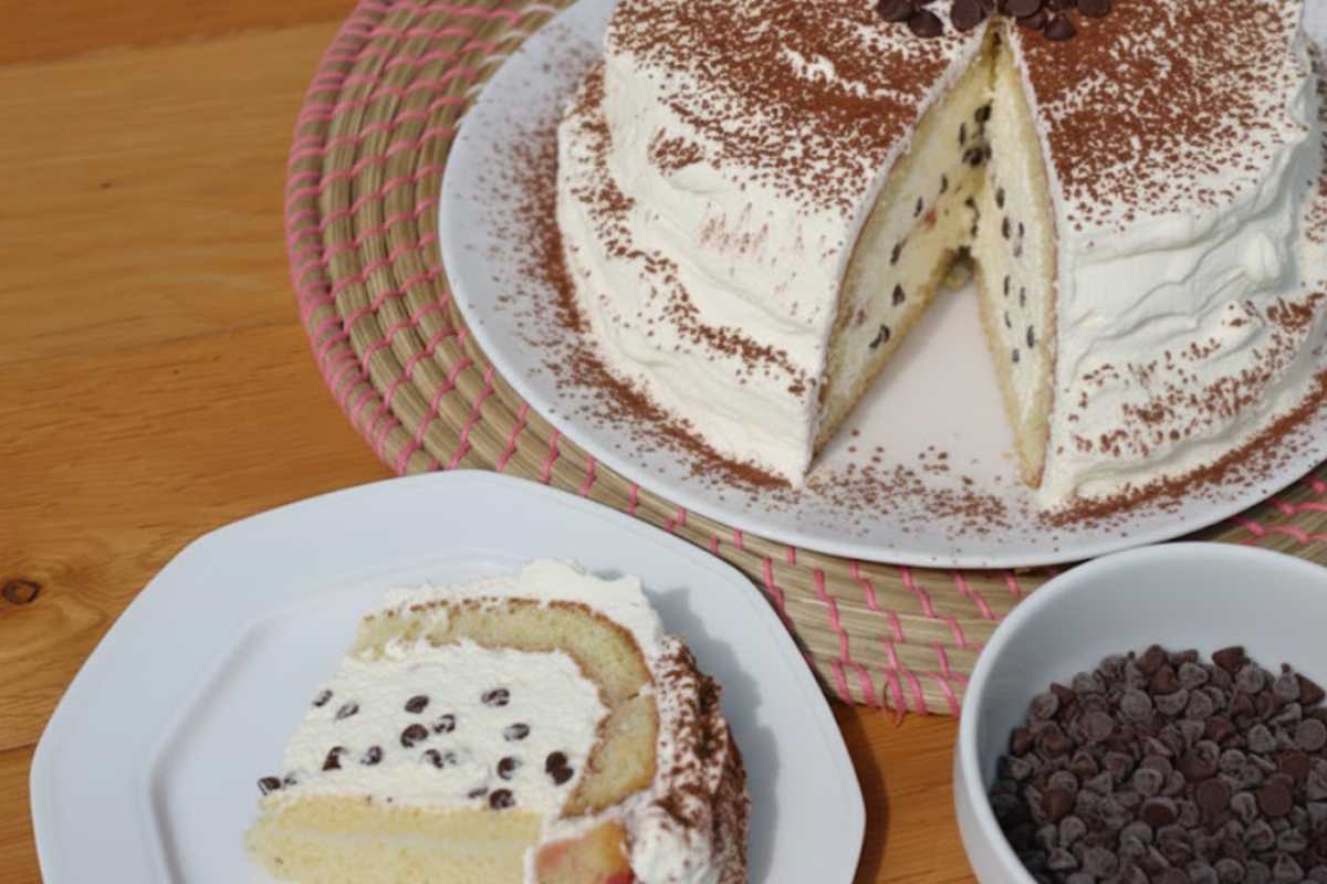 zuccotto con panna e gocce di cioccolato