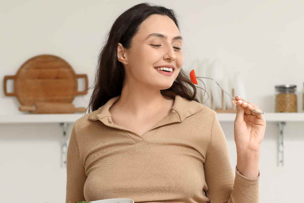 Donna contenta che mangia