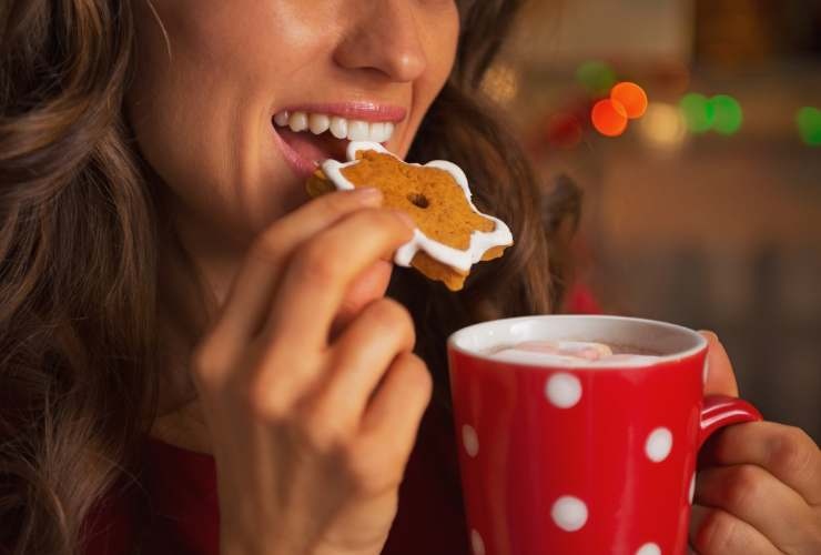 ragazza che mangia un biscotto