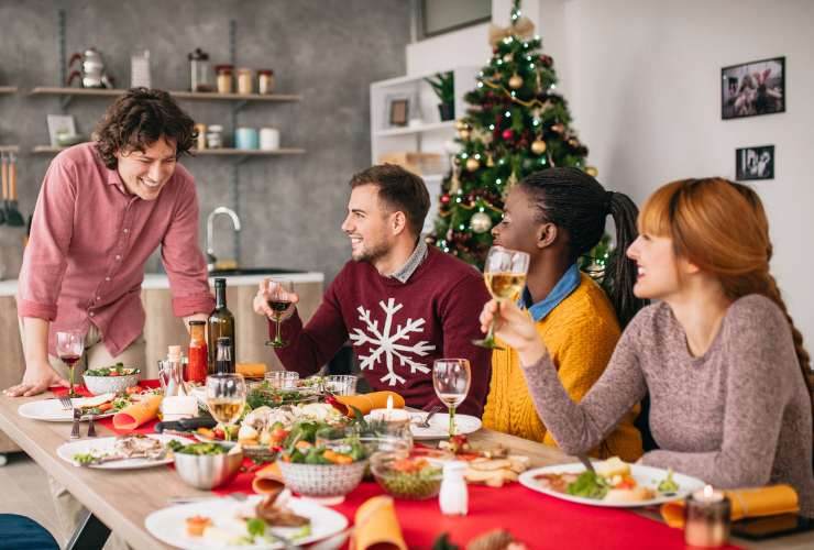 persone sedute a tavola a natale