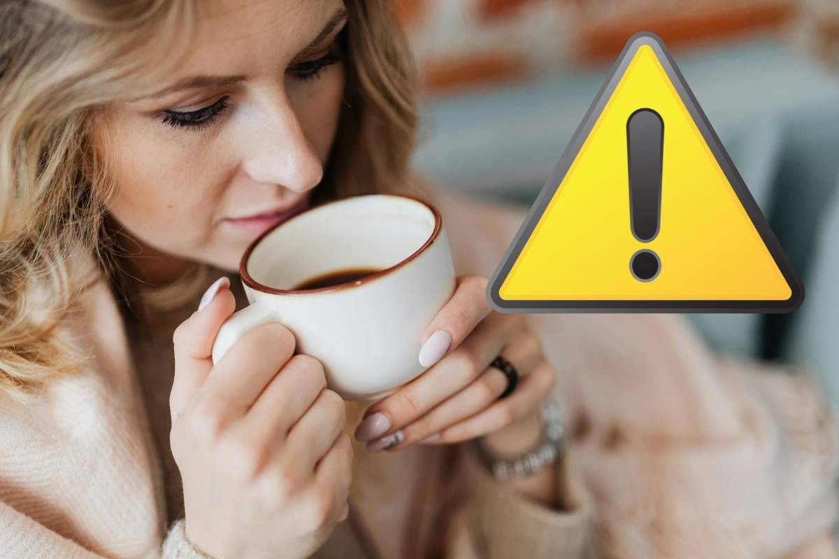 ragazza con una tazza di caffè e simbolo 