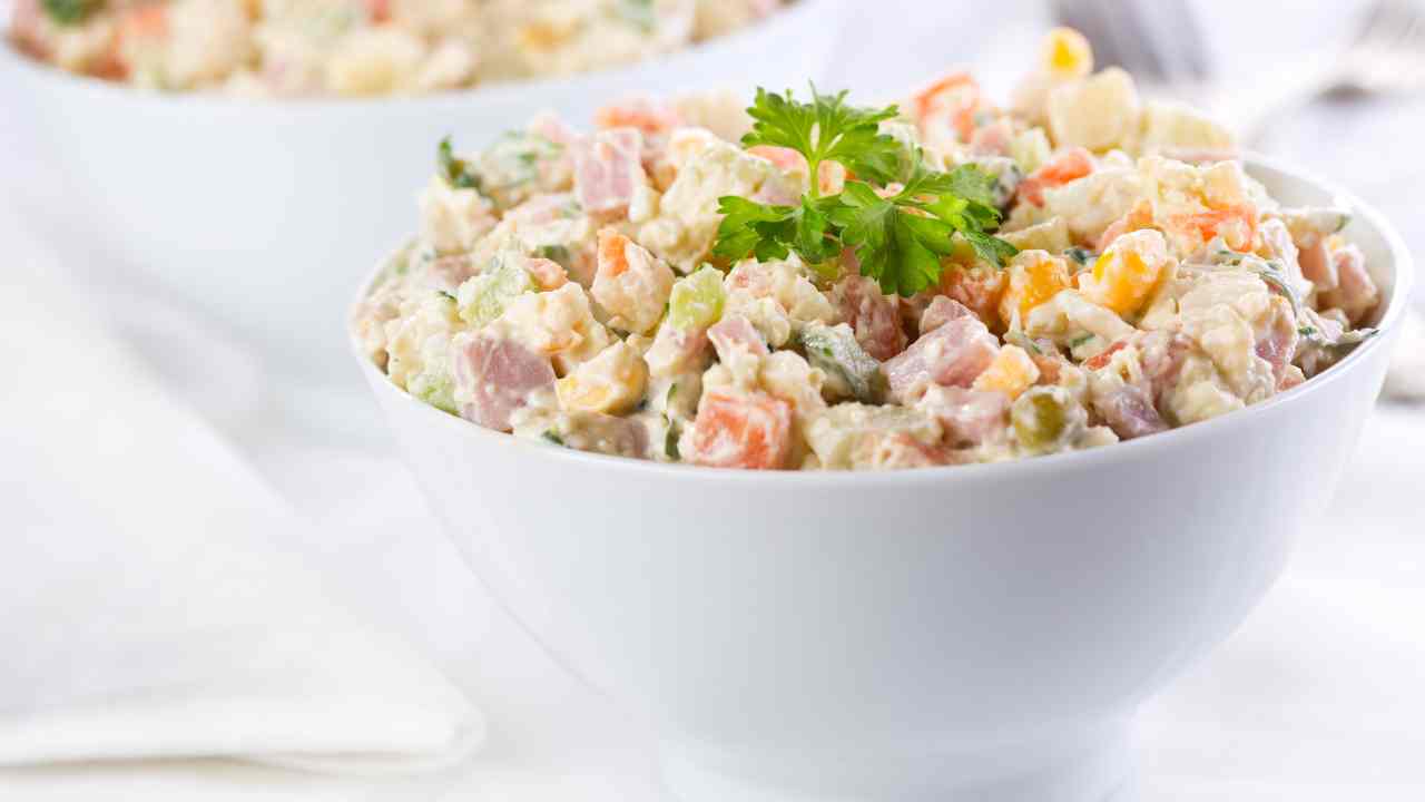 Antipasti di Natale, l’insalata russa non deve mai mancare, la sua ricetta è un grande classico