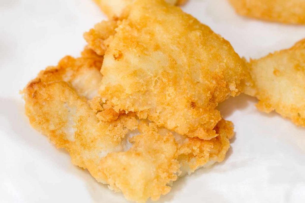 pezzi di baccalà fritto in un piatto