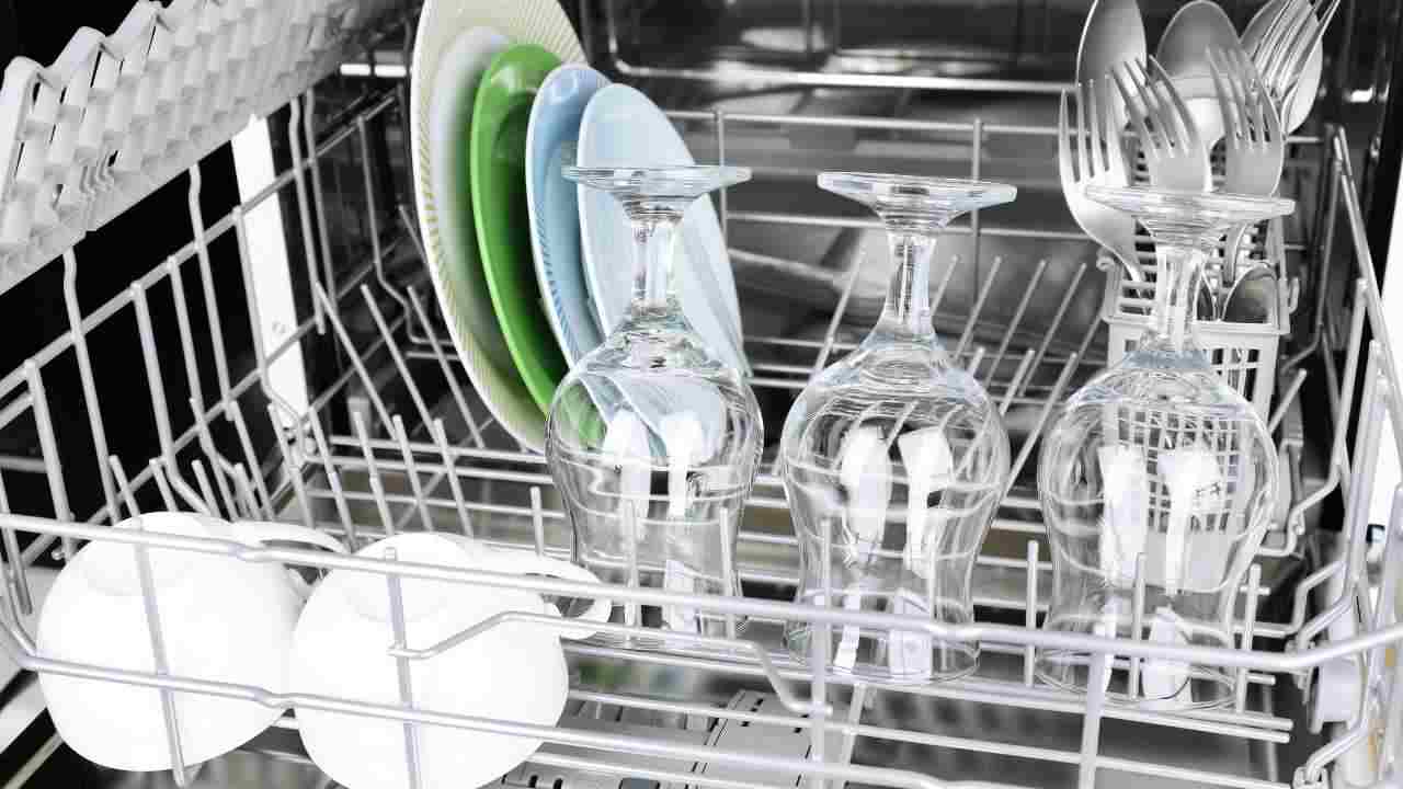 Bicchieri nella lavastoviglie, metti sempre 3 palline di carta alluminio prima del lavaggio