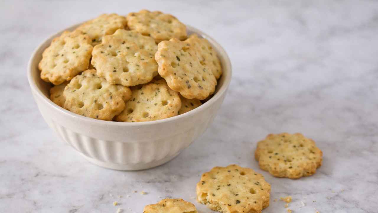 Aperitivo di Natale perfetto con questi biscotti salati all’origano, non mancano mai alla Vigilia