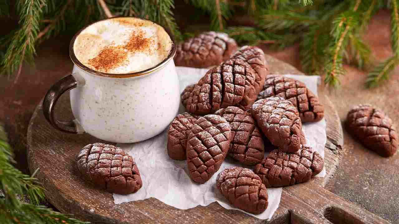 Biscotti pigne al cioccolato buttalapasta.it
