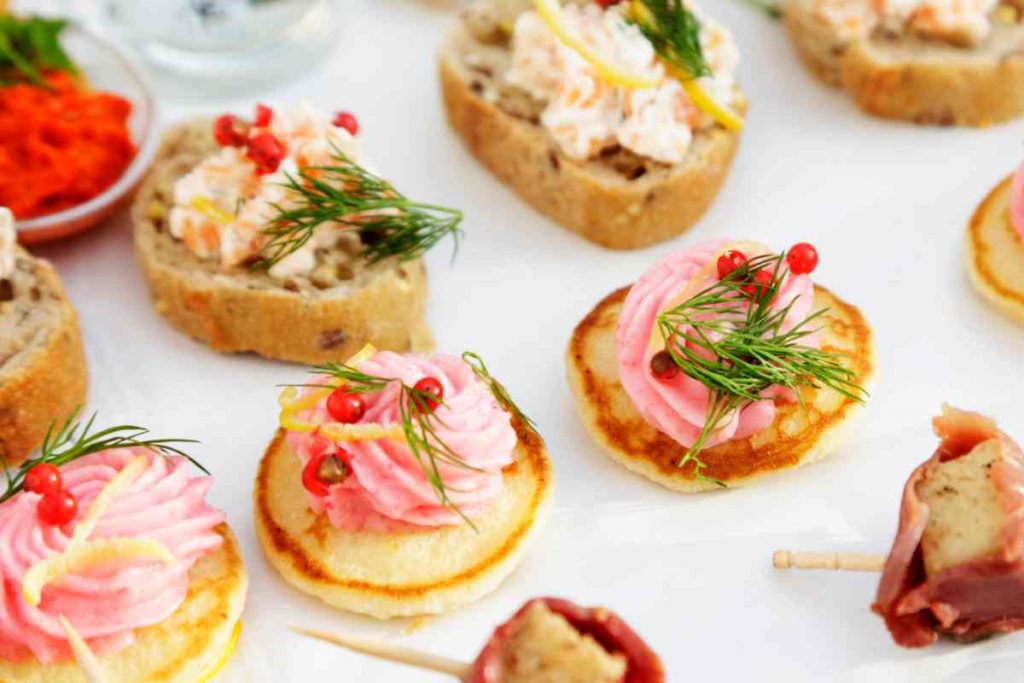 un vassoio con tanti canapè festivi