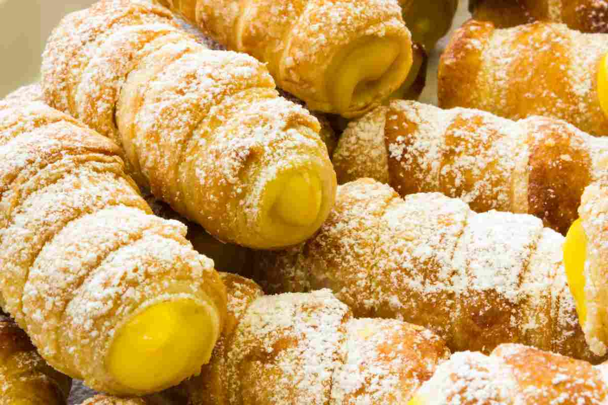 Cannoncini ripieni di crema pasticciera, che cannonata ammassati