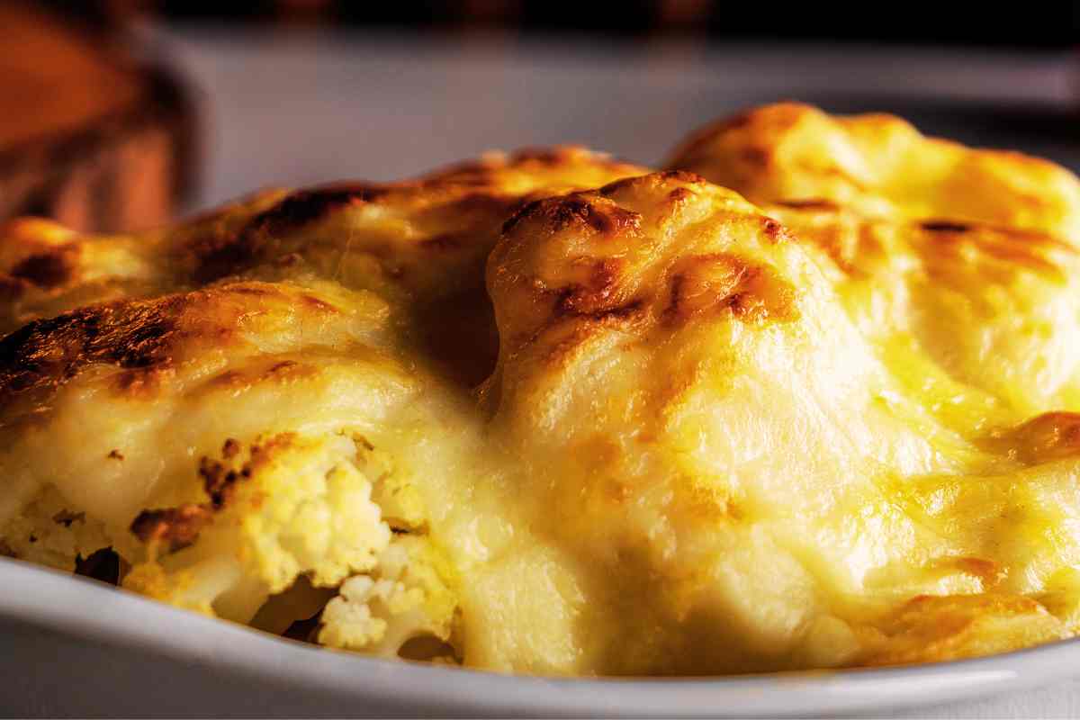 un piatto con il cavolfiore gratinato visto da vicino