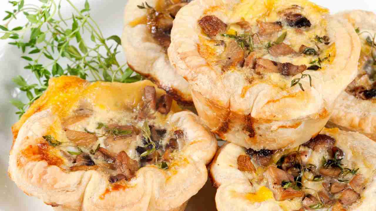Cestini di sfoglia con funghi e salsicce buttalapasta.it