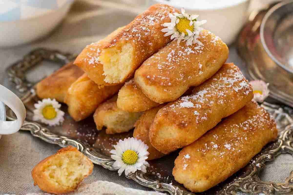 Crocchette dolci impilate a piramide su un vassoio