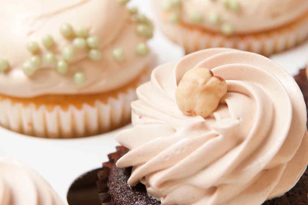 diversi cupcake alla nocciola su un vassoio visti da vicini