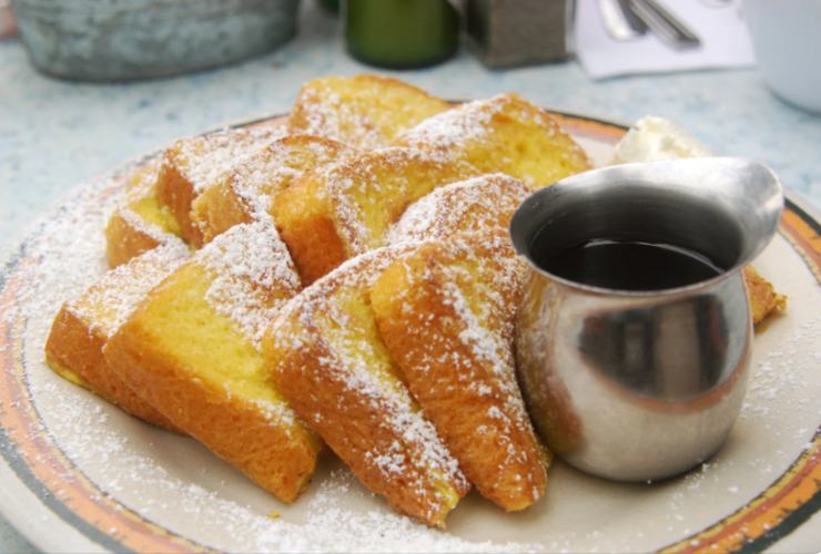 Fette di panettone con zucchero a velo