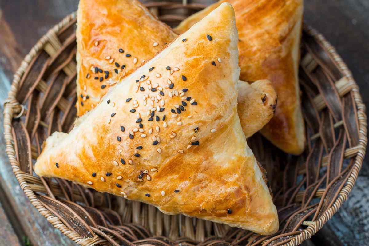 Fagottini di sfoglia salame e ricotta