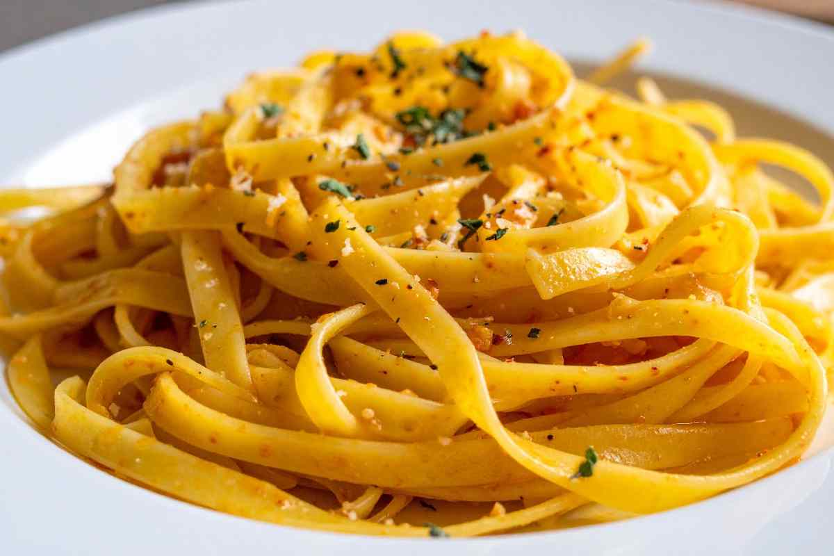 Fettuccine cremose allo zafferano in un piatto