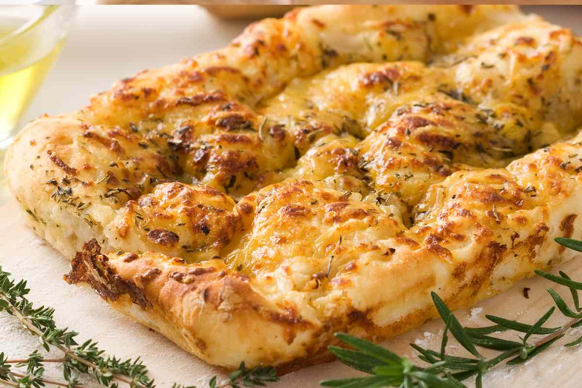 Focaccia ripiena con zucchine e mozzarella su un vassoio