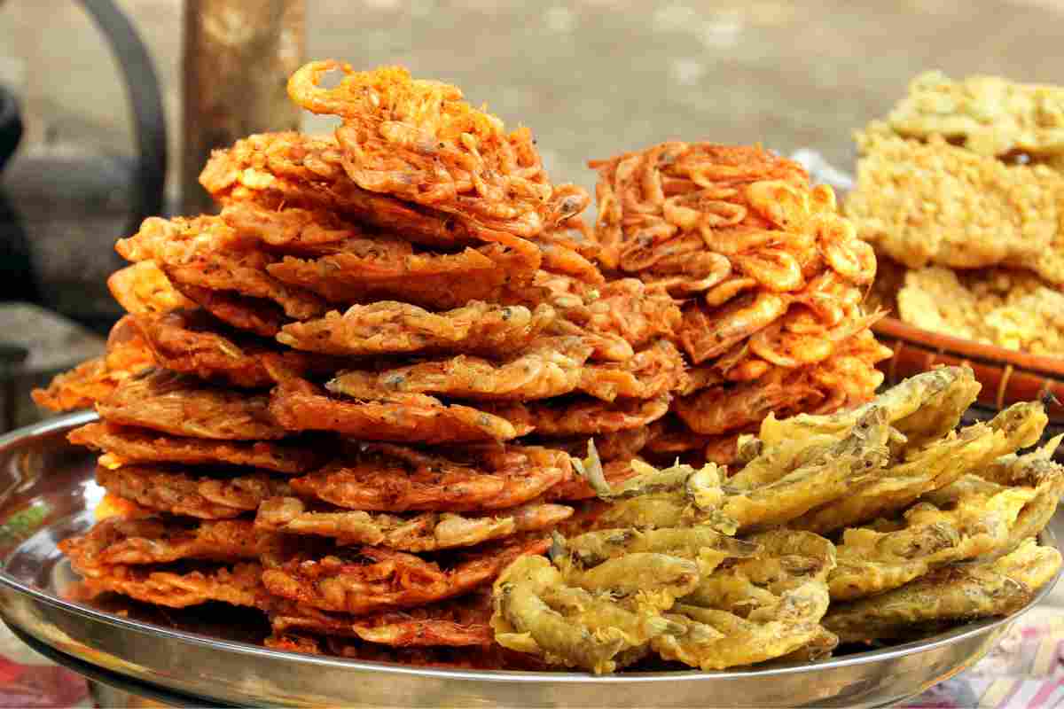 Frittelle di gamberetti e pesciolini fritti serviti in un vassoio