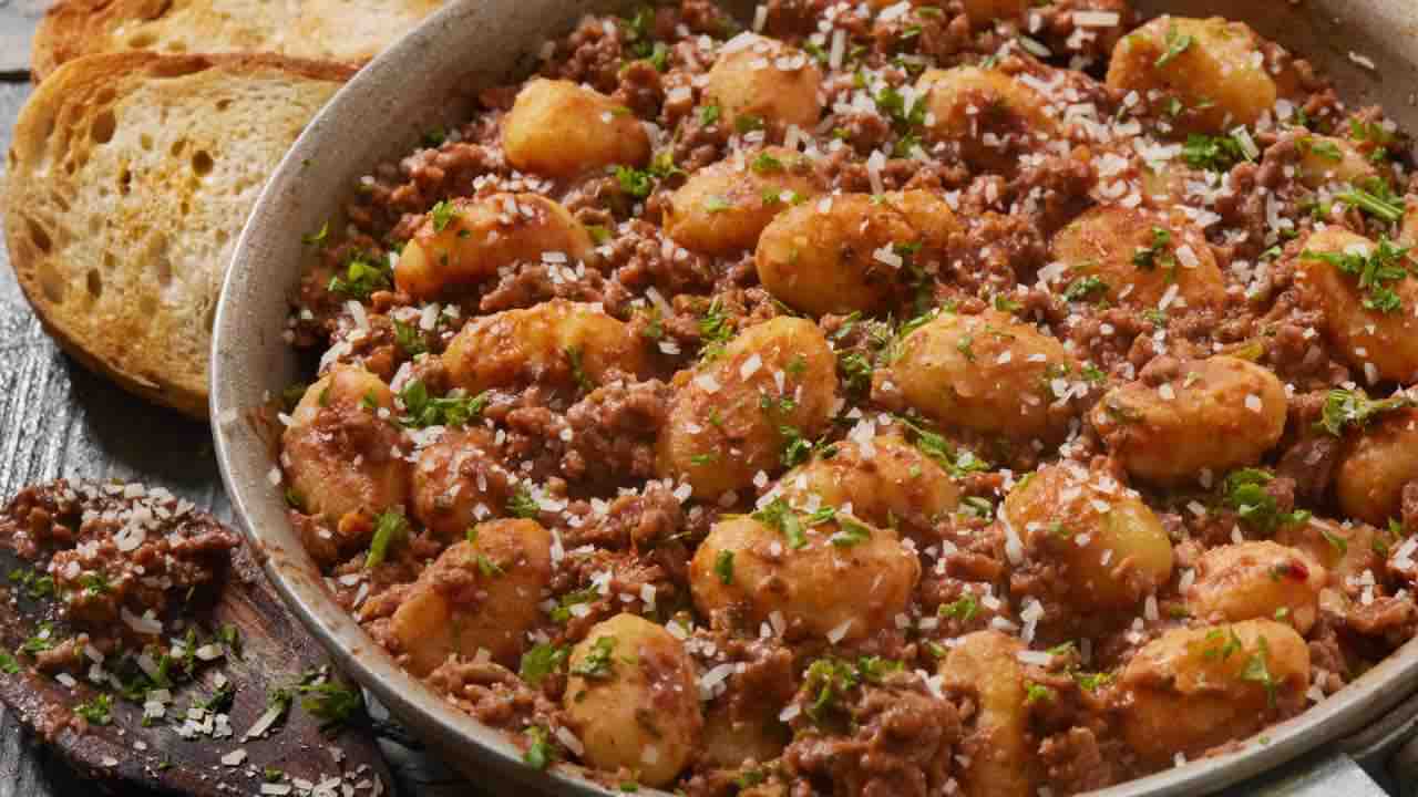 Ma quali lasagne, con il ragù faccio gli gnocchi anche a Natale