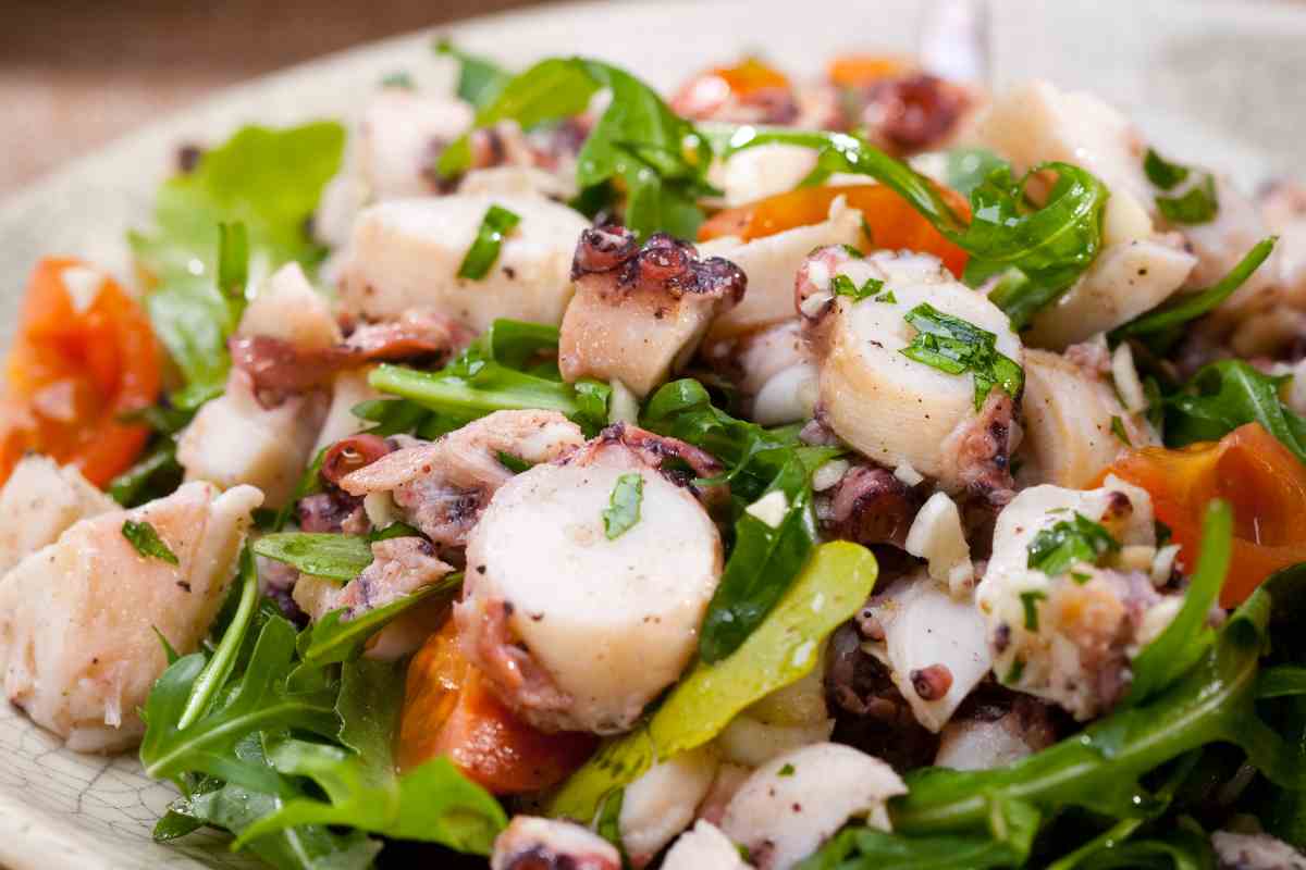 un piatto con una ricca insalata di polpo