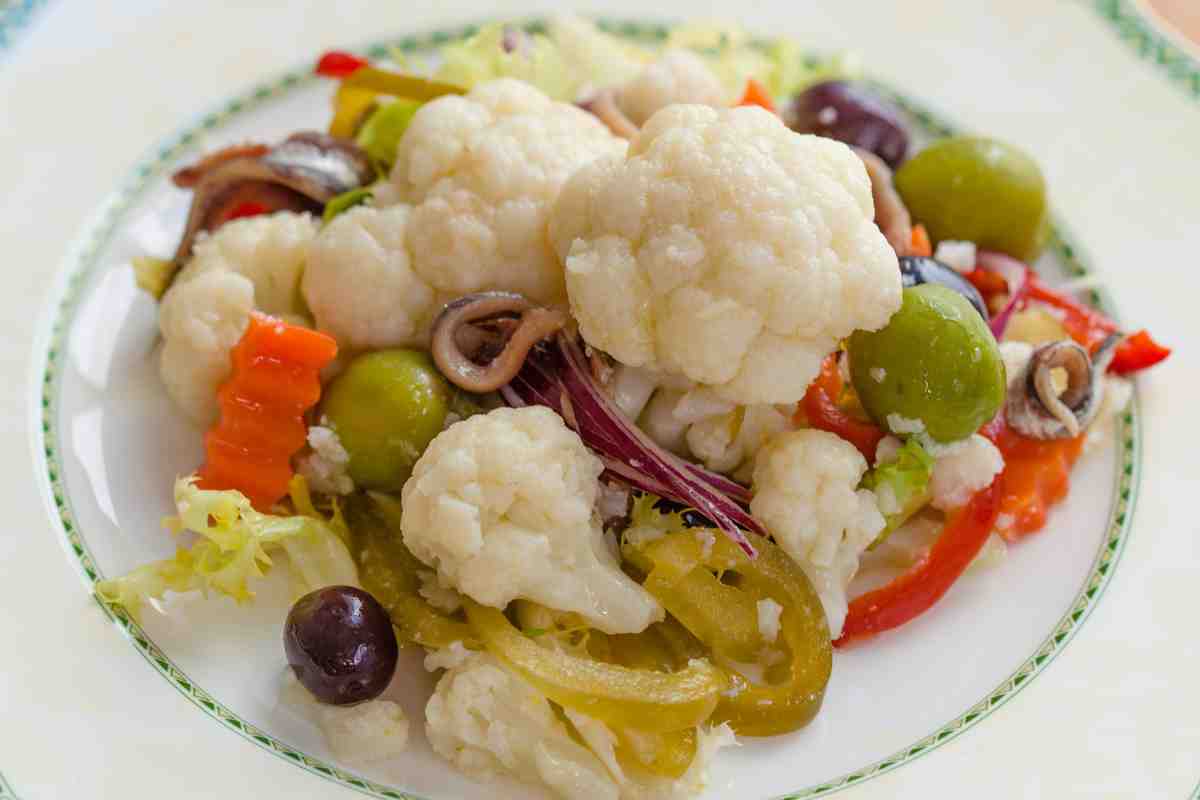 un piatto di insalata di cavolfiore detta di rinforzo