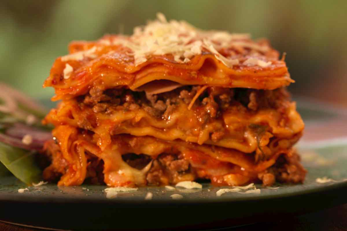 Porzione di lasagna ai funghi con il ragù in un piatto