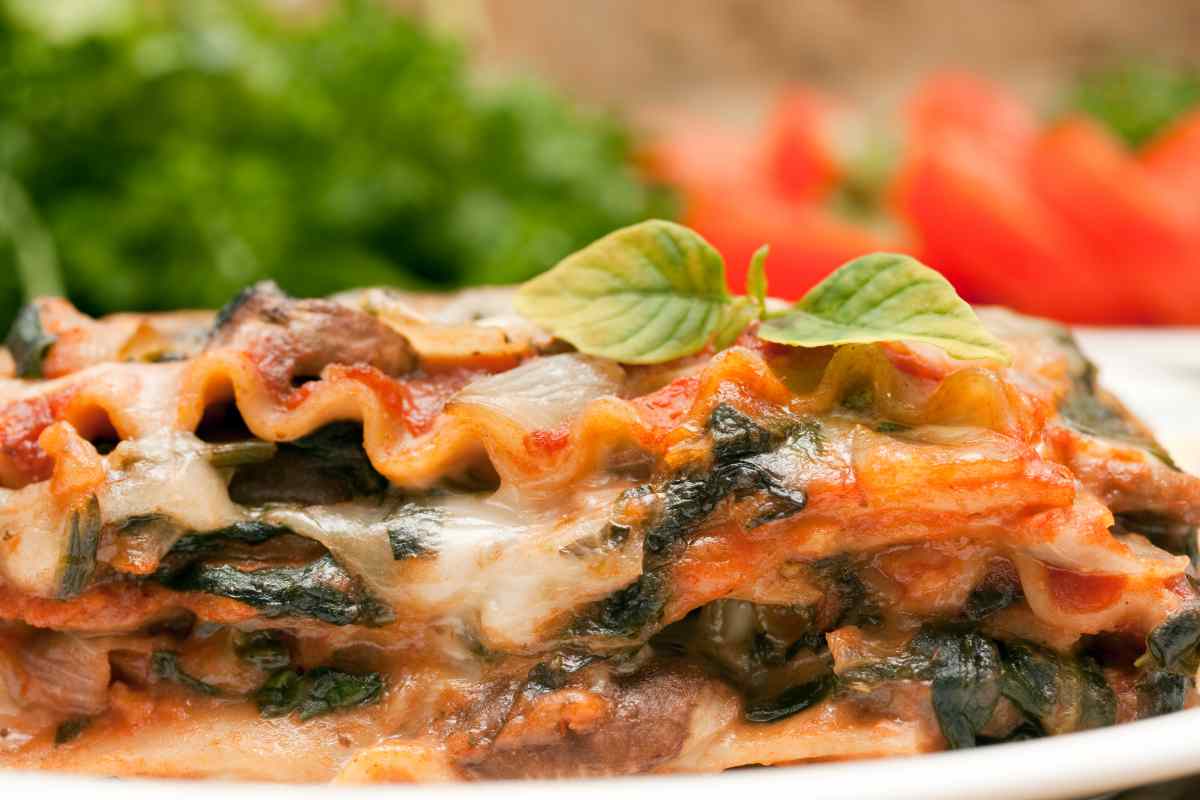 Lasagne cavolo nero e salsiccia in un piatto visto da vicino