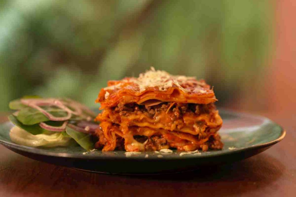 Lasagne funghi e ragù in un piatto