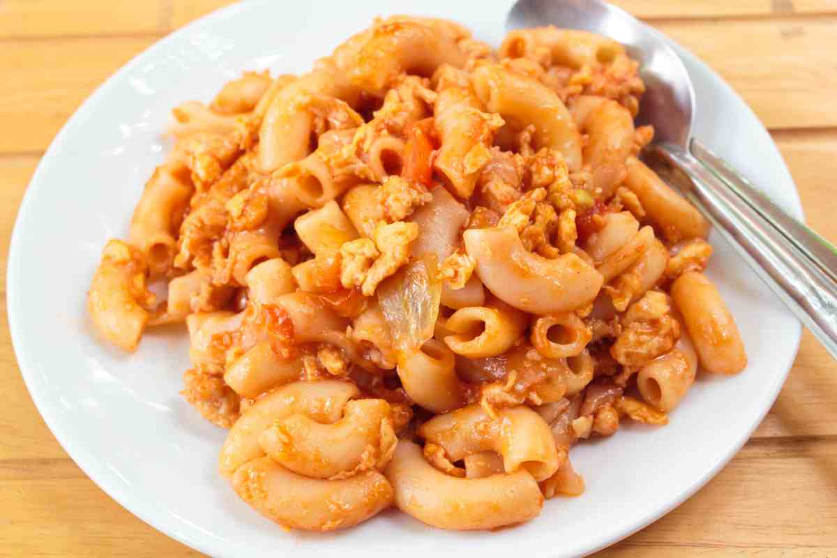 Un piatto di maccheroni saltati uovo e pomodoro