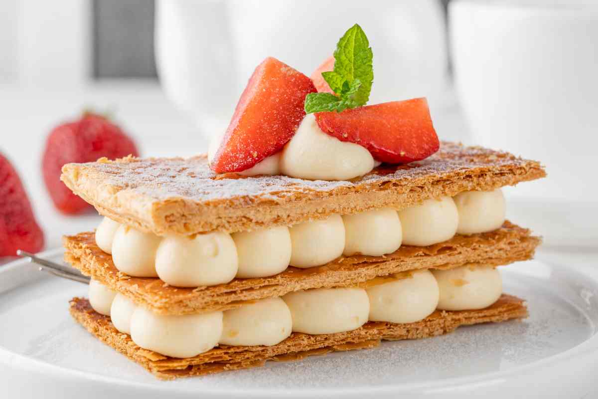 Millefoglie fragole e crema pasticciera su un tavolo
