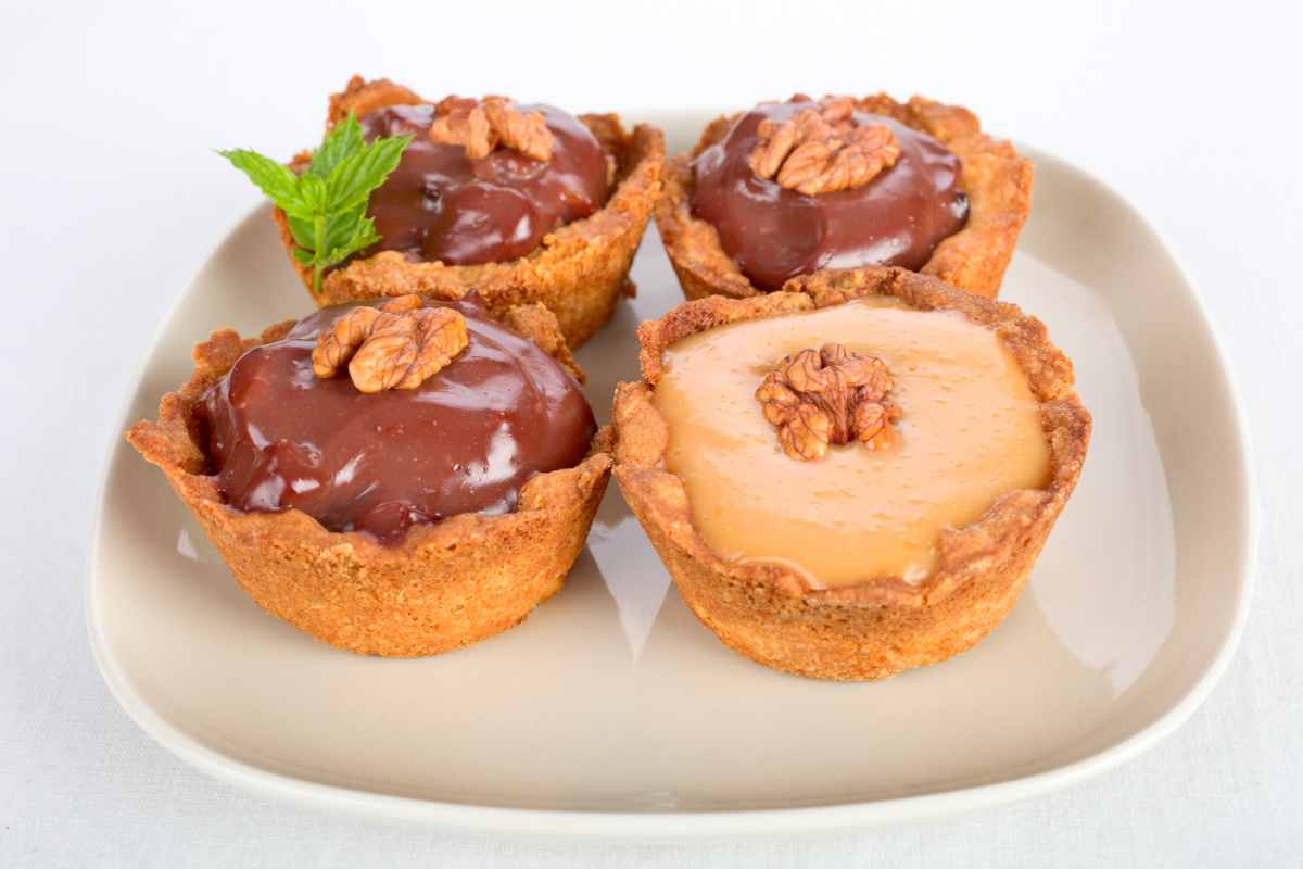 Mini crostate da pasticceria farcite in un piatto