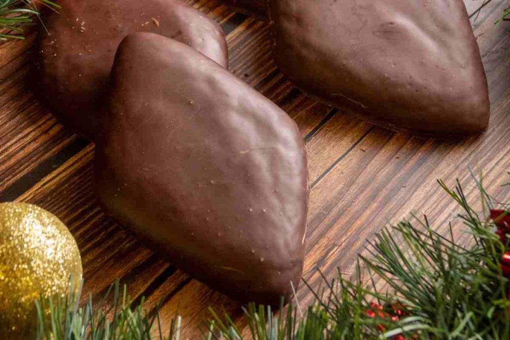 Mostaccioli napoletani su un tavolo di legno