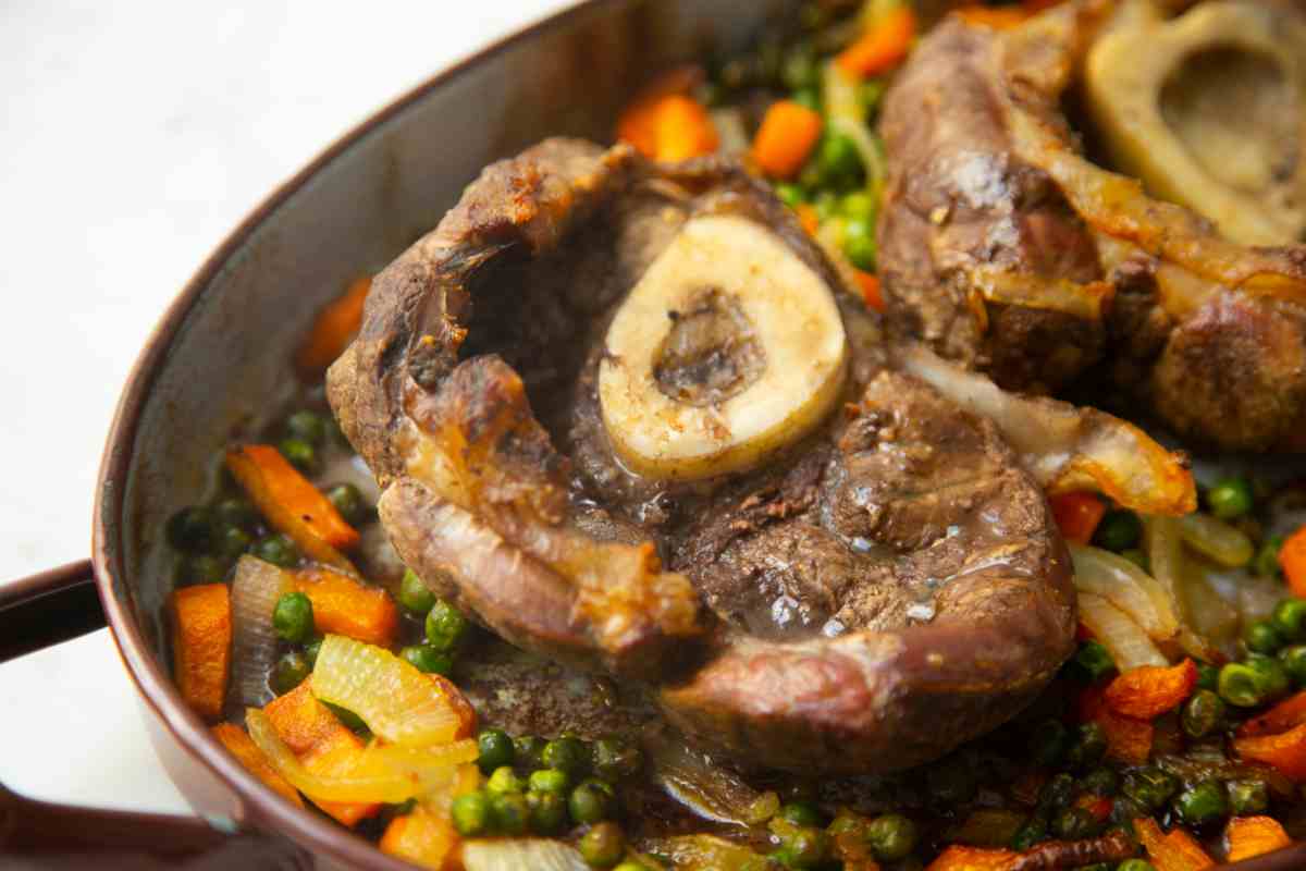 tegame con dentro ossobuco e piselli
