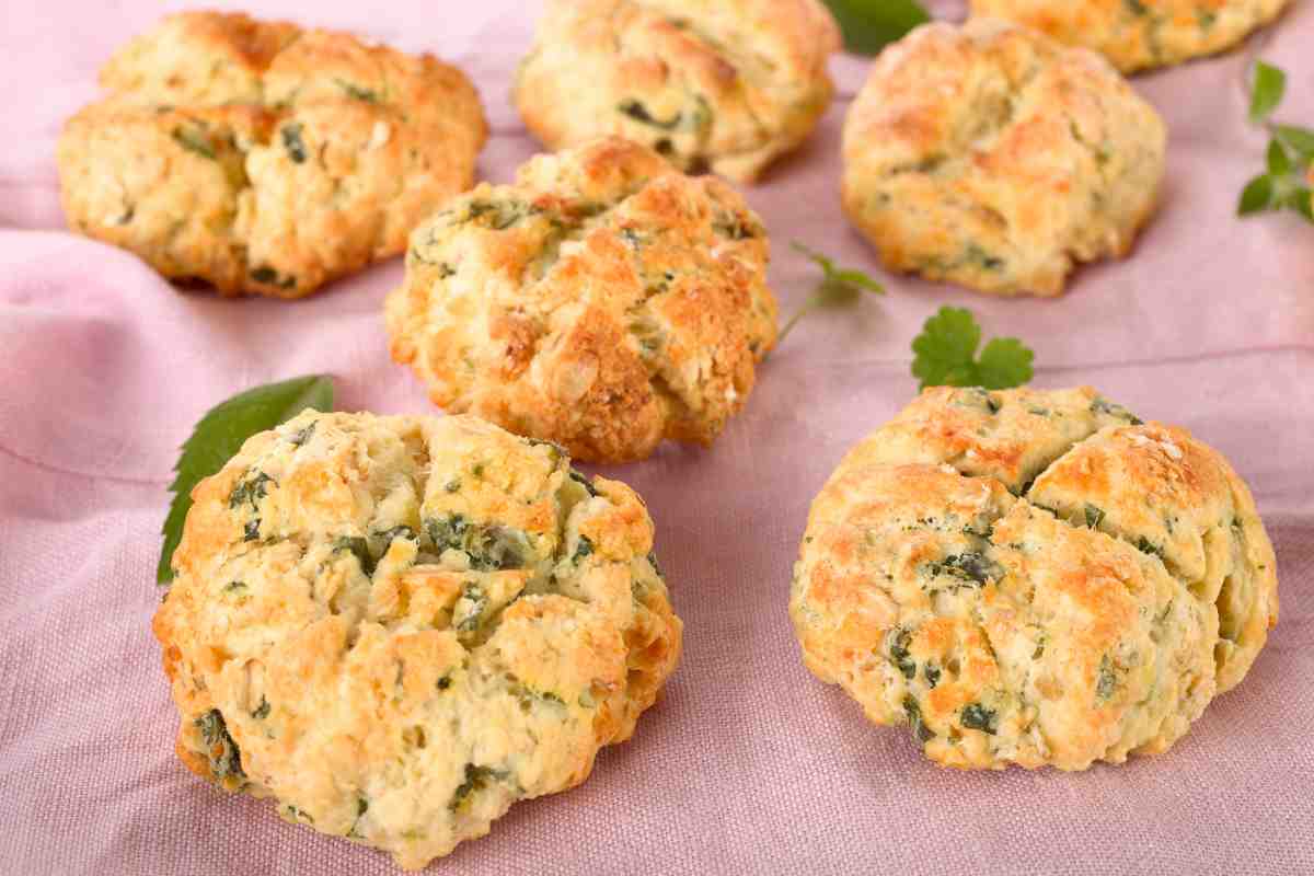 piccoli panini alle erbe fatti in casa su una tovaglia rosa