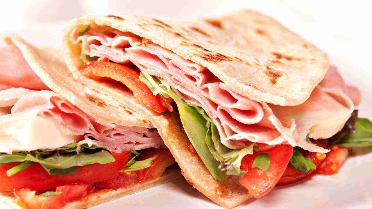 Piadina senza strutto fatta in casa, la ricetta fatta in casa e il pranzo diventa leggero