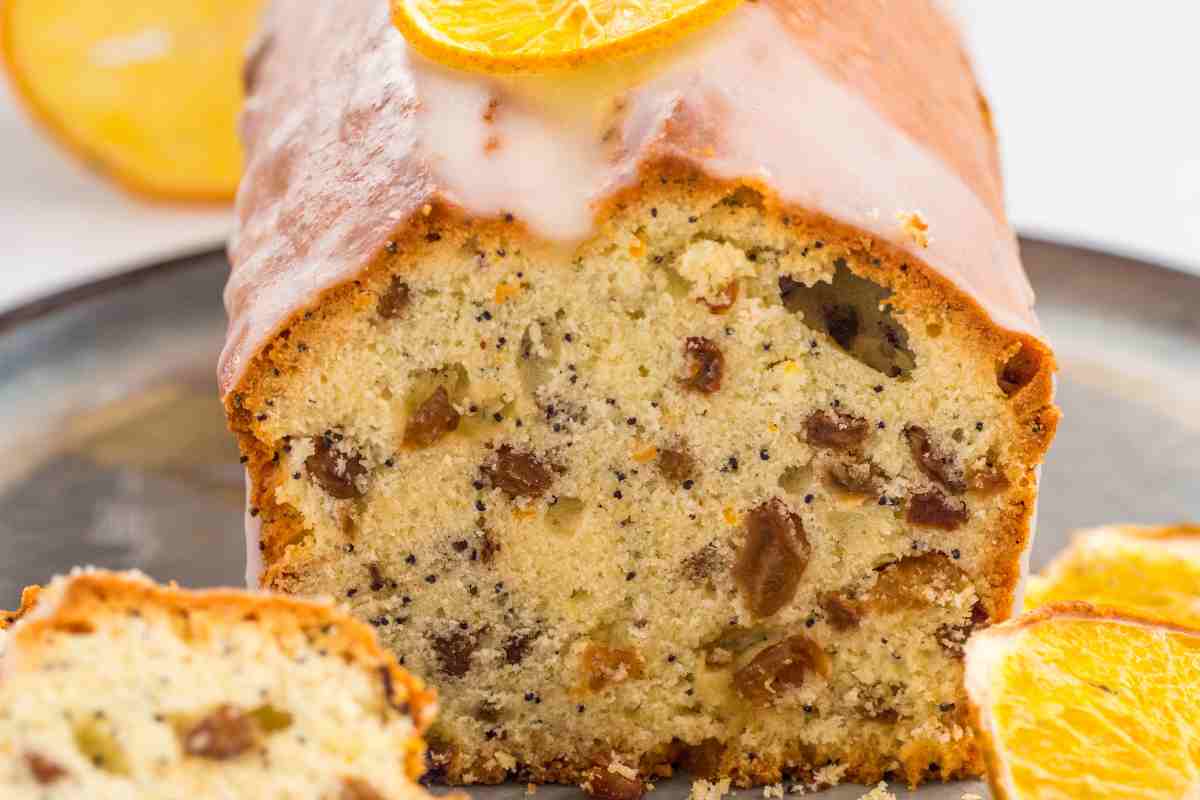 un vassoio con dentro il plumcake alla frutta secca tagliato a fette
