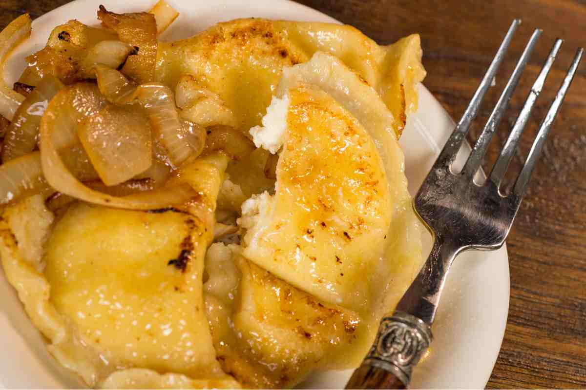 ravioli con ripieno di patate e cipolle rosolate in un piatto