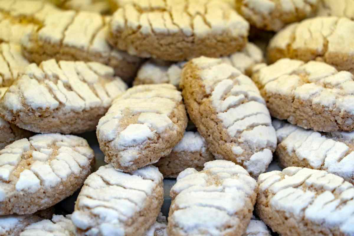 Ricciarelli fatti in casa uno sull'altro su un vassoio