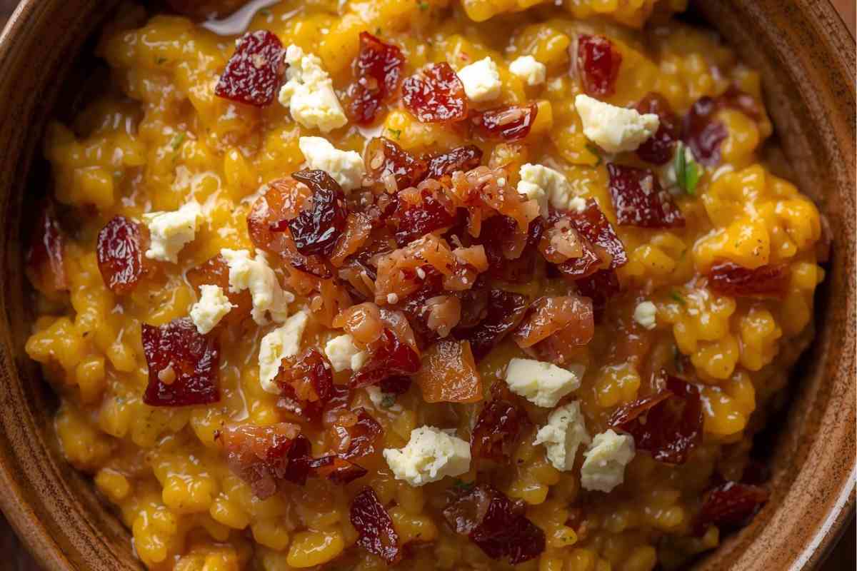un piatto di risotto zucca gorgonzola e guanciale croccante visto dall'alto