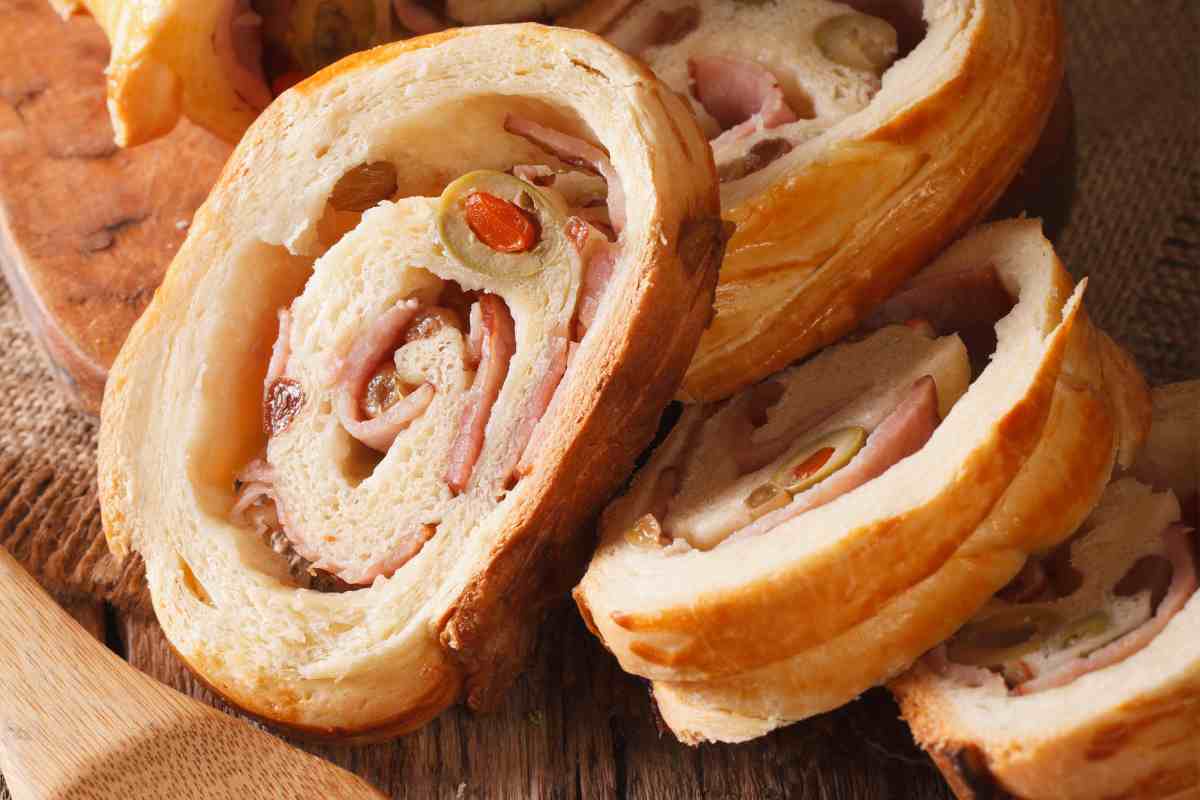 Rotolo salato con prosciutto provola e olive tagliato a fette