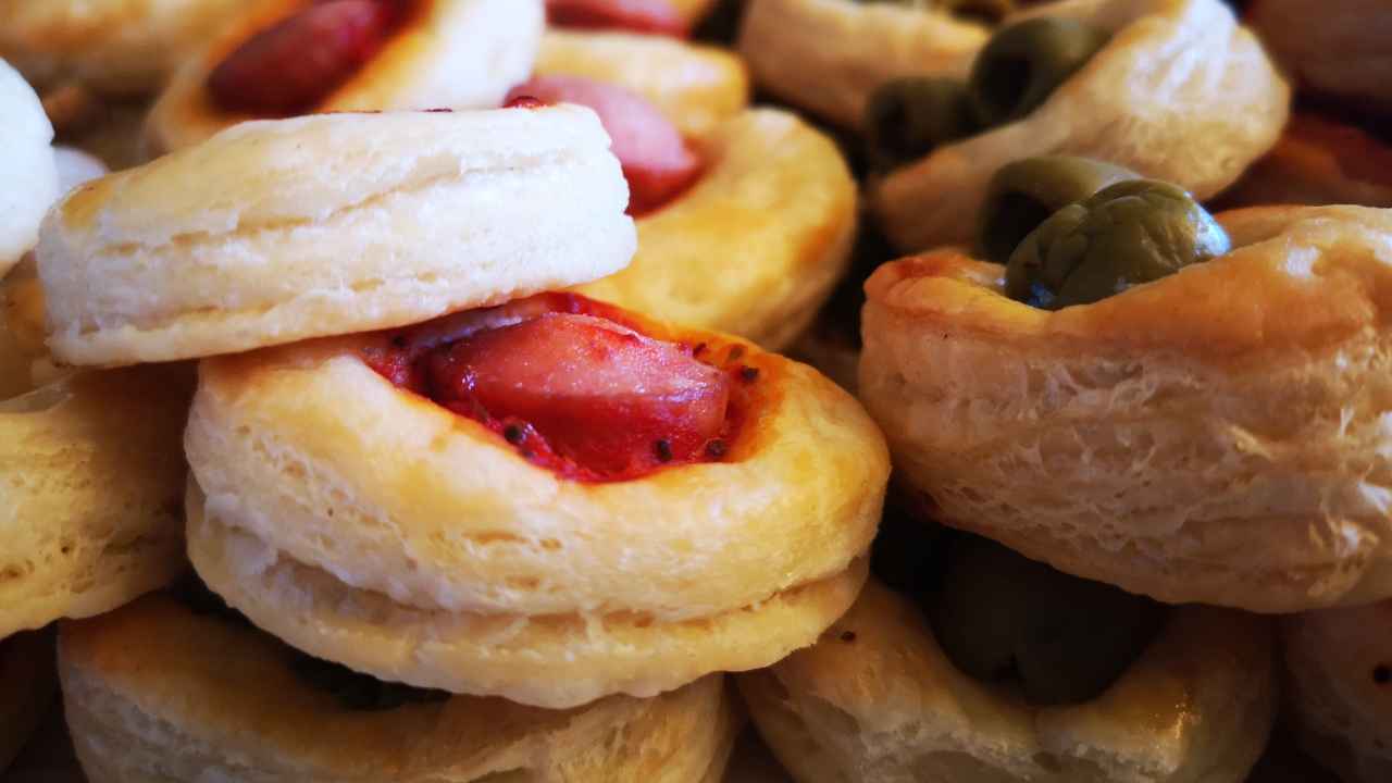 Rustici di pizza senza impasto a Natale - ButtalaPasta.it