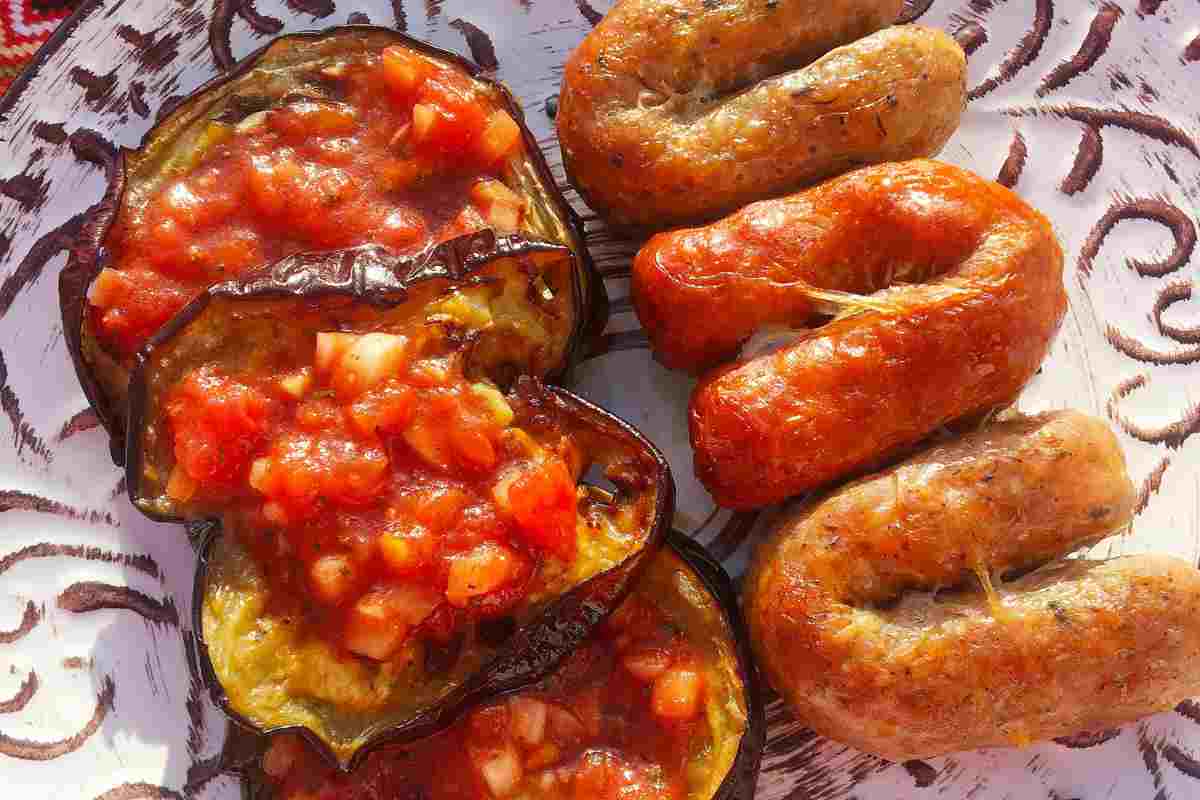 Salsicce e melanzane grigliate con salsa viste dall'alto