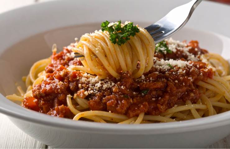 Spaghetti al ragù fatti in casa in un piatto