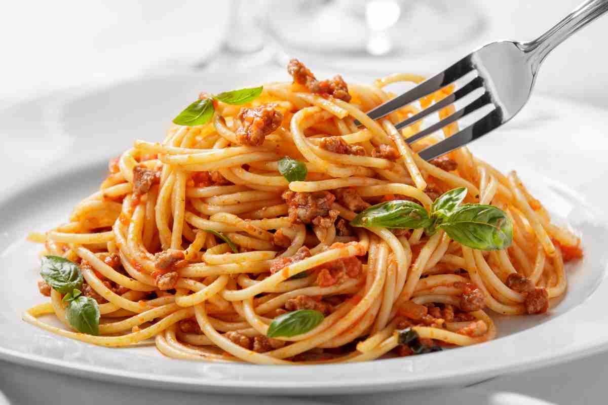 Spaghetti al ragù con una forchetta