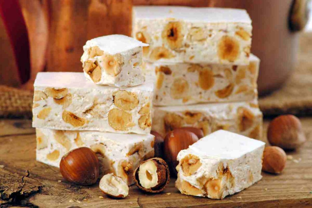 dei pezzi di torrone morbido alle nocciole su un tagliere